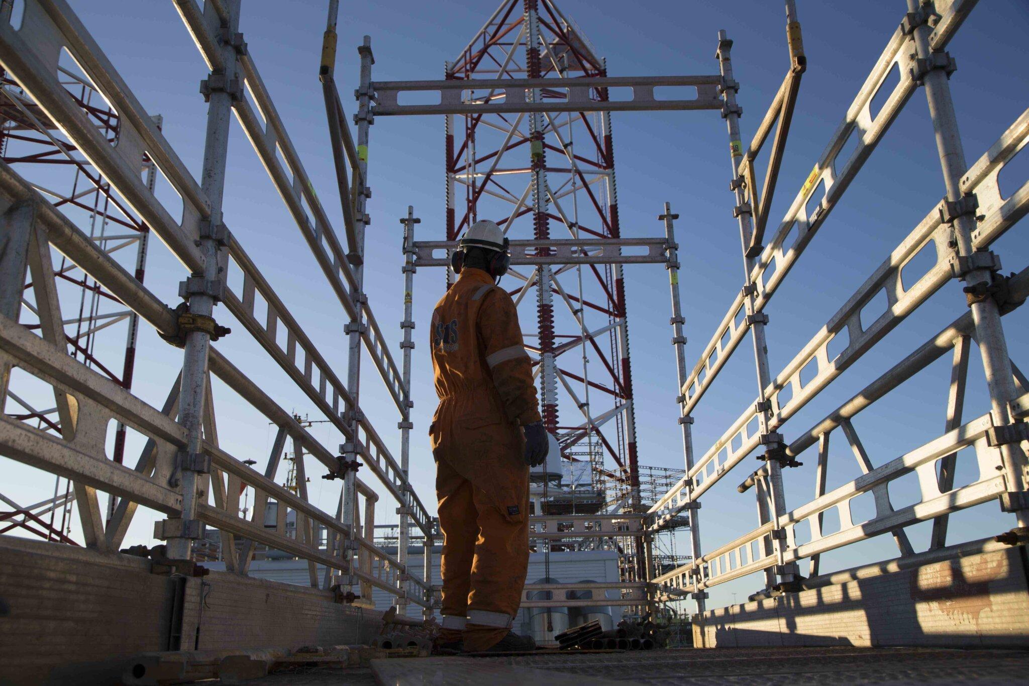 Arbeider på stillas