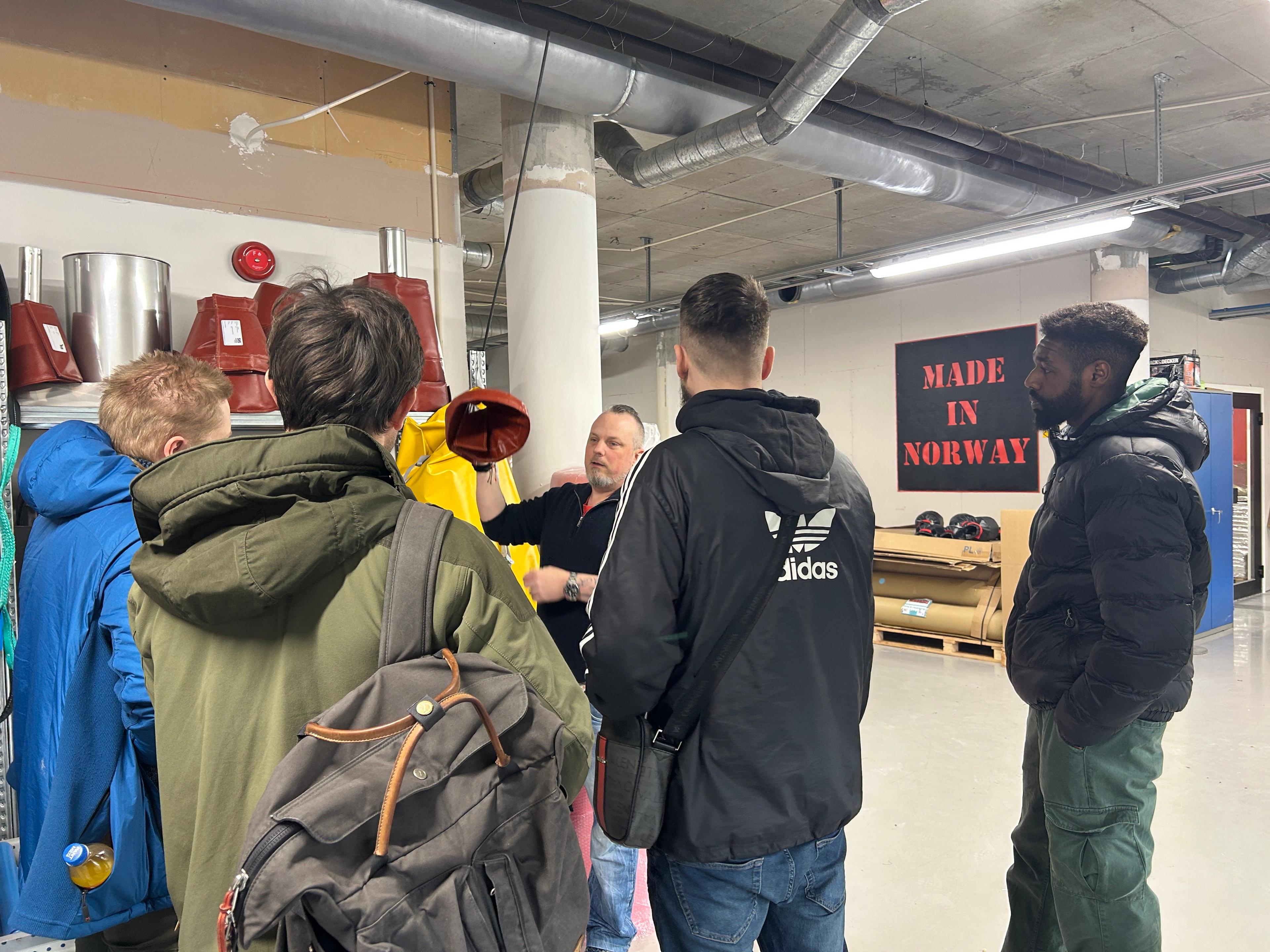 Cato forklarer bruksområdet for produktene. 2