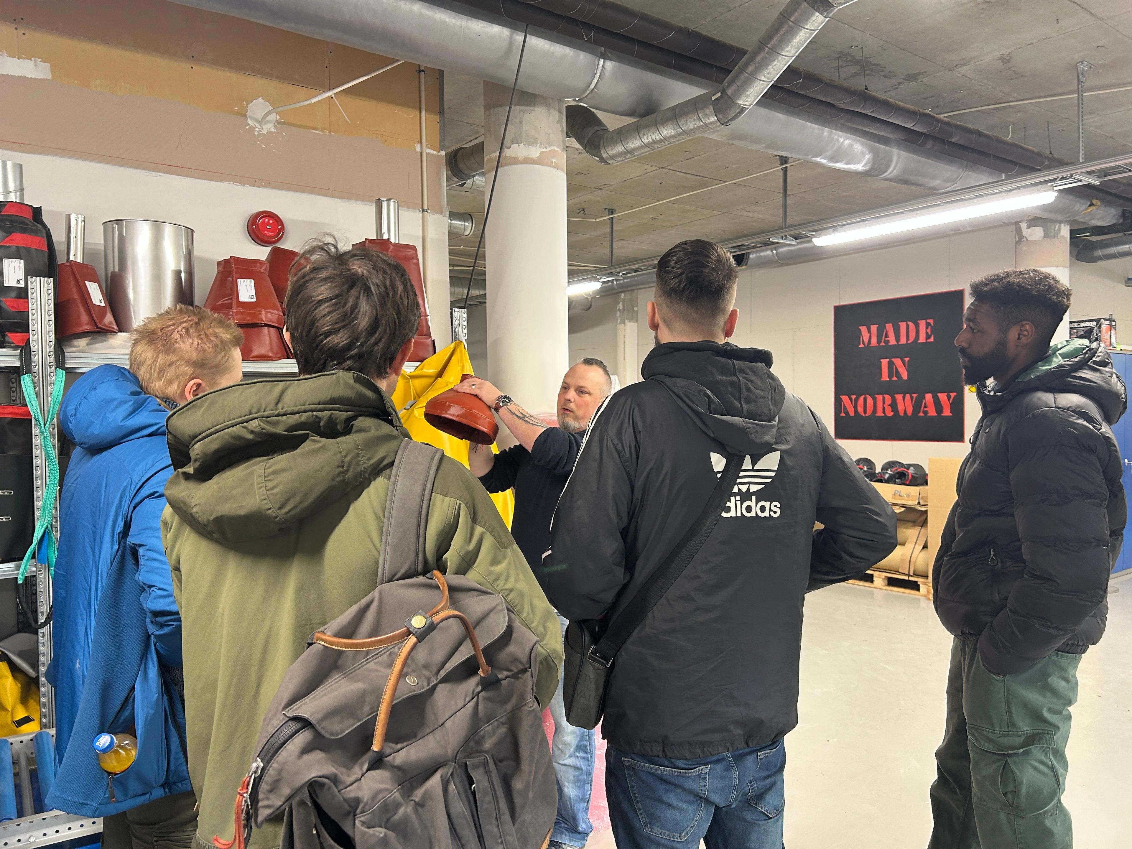 Cato forklarer bruksområdet for produktene. 3