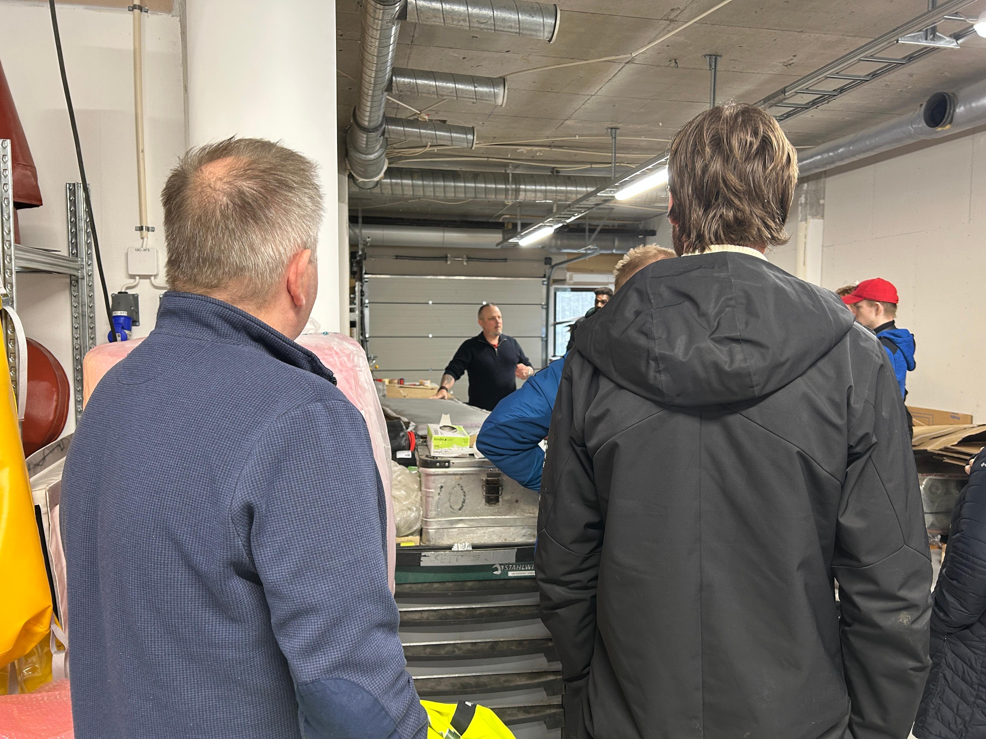 Cato forklarer bruksområdet for produktene. 4