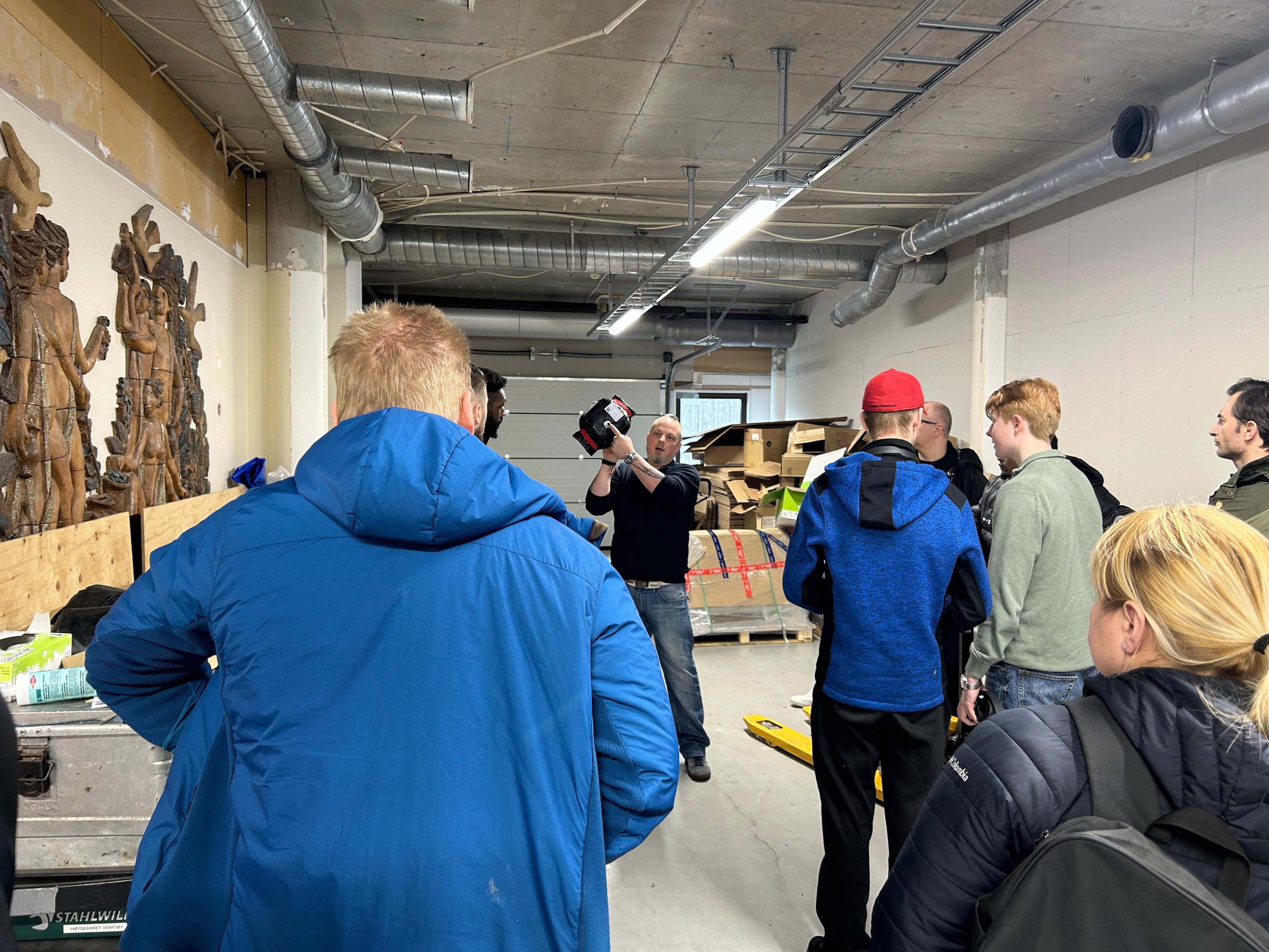 Cato forklarer bruksområdet for produktene. 5