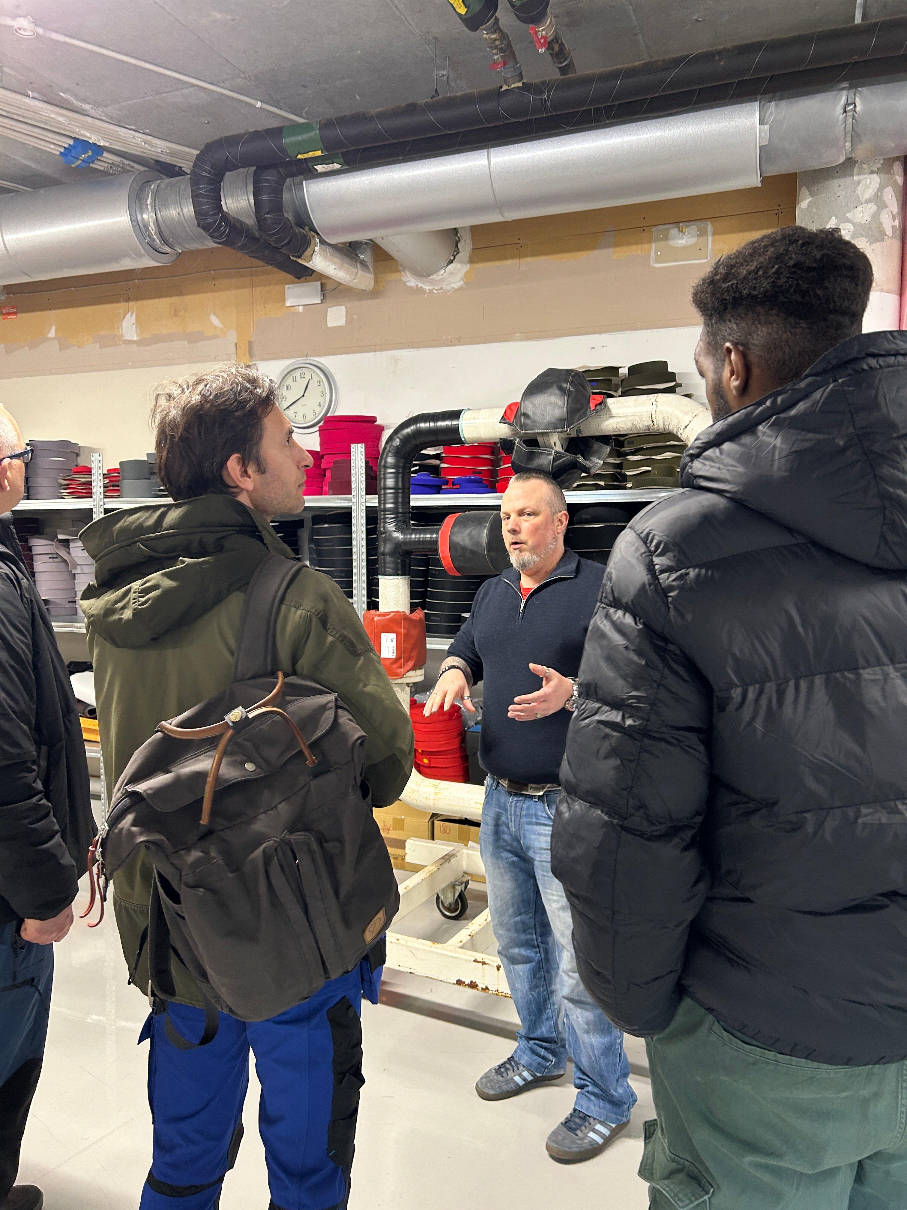 Cato forklarer bruksområdet for produktene