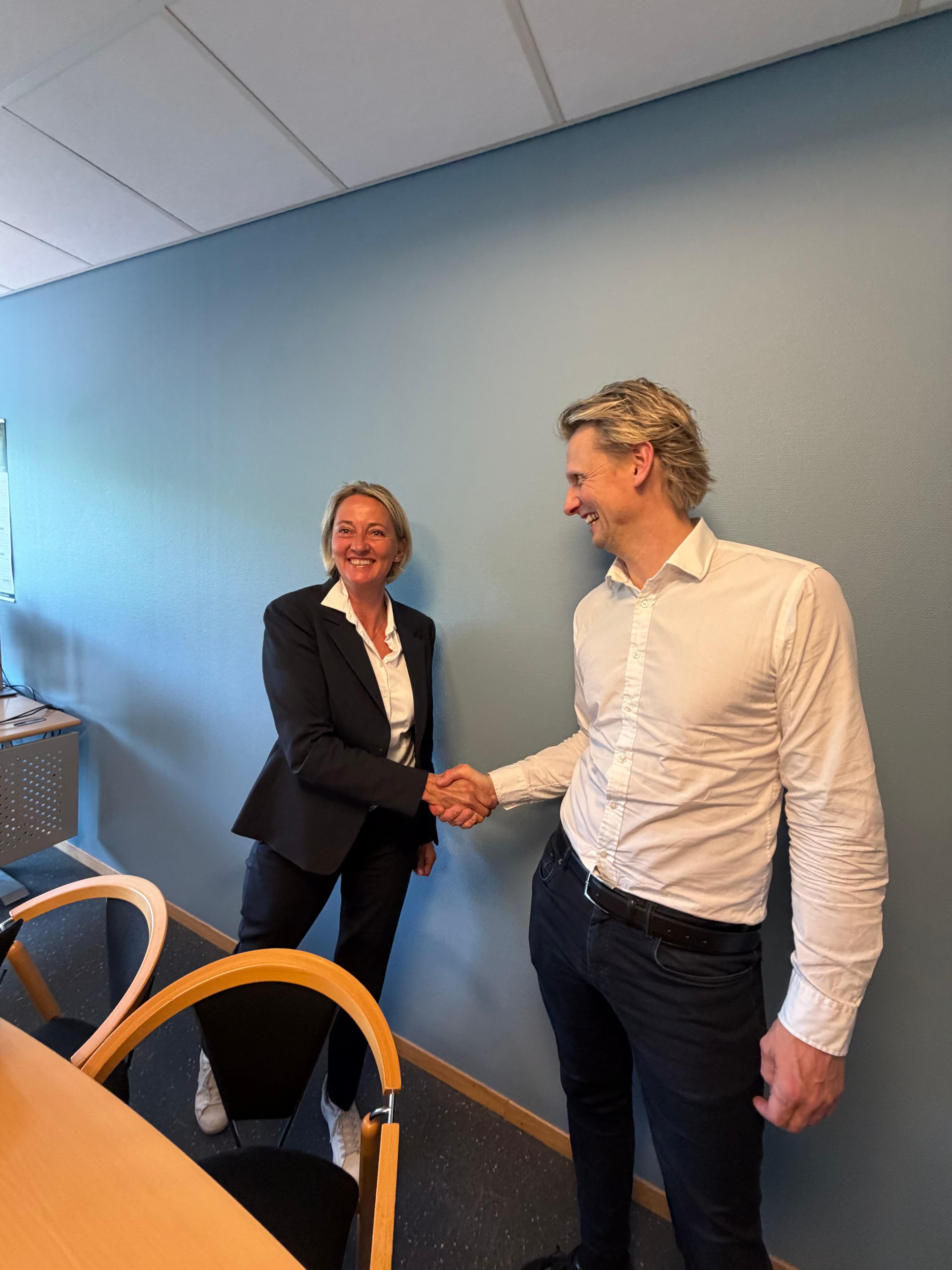 Ingrid Solheim og Per Ove Langeland tar hverandre i hånden