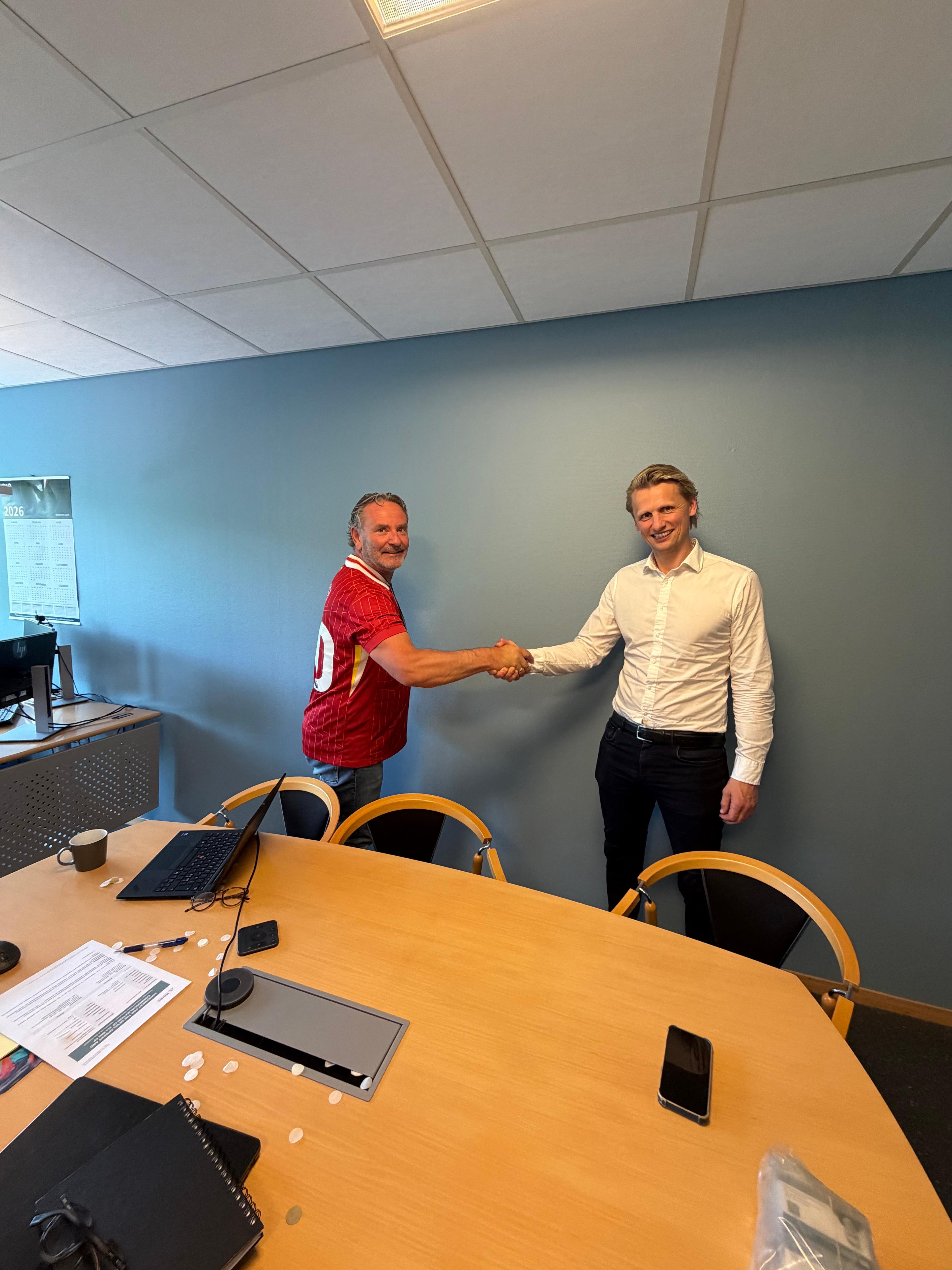 Lasse Øvreås og Per Ove Langeland håndhilser