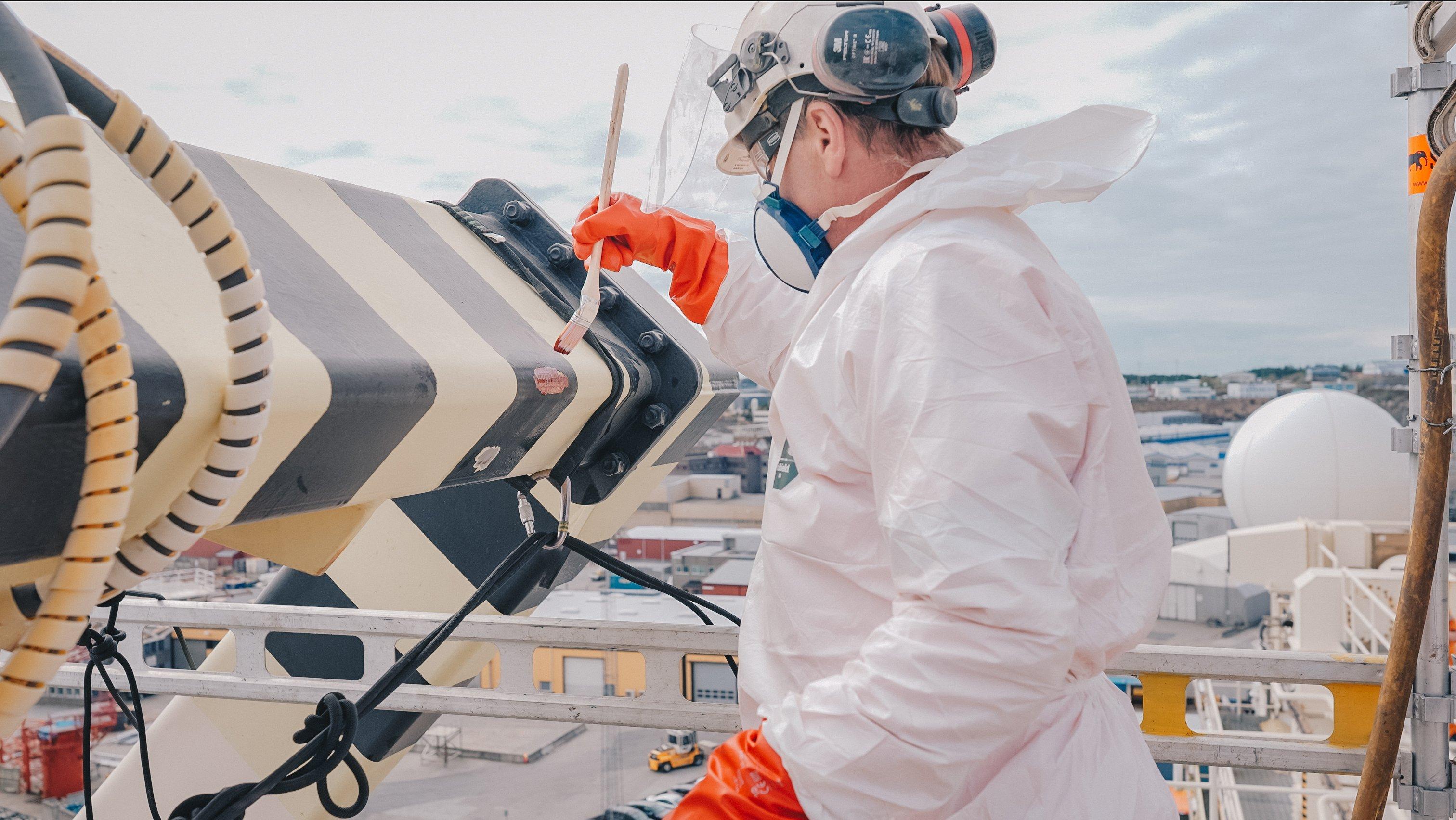 Ansatt som jobber med overflatebehandling